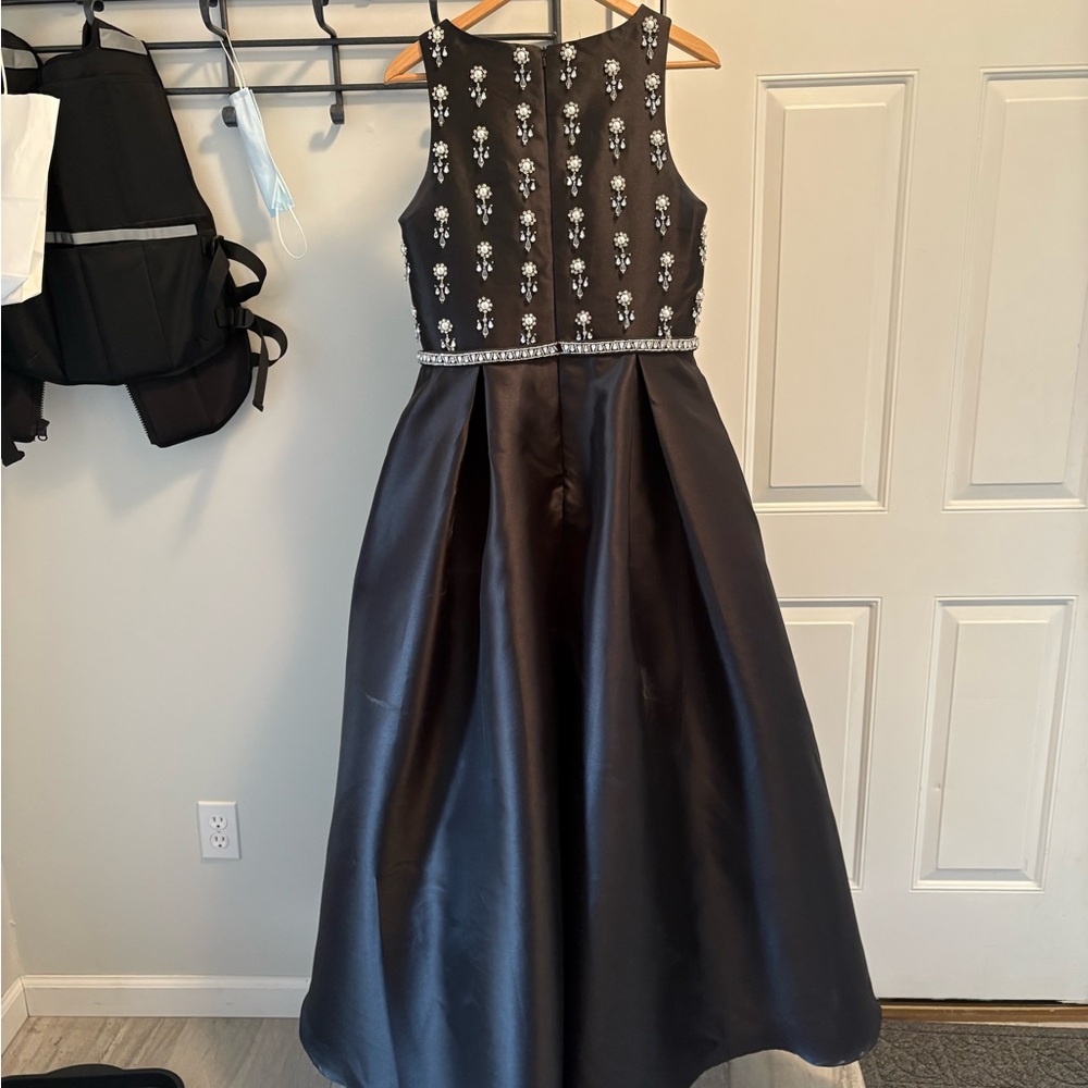 Elegant Black Maxi Dress with Embellishments - Picture 1 of 4
